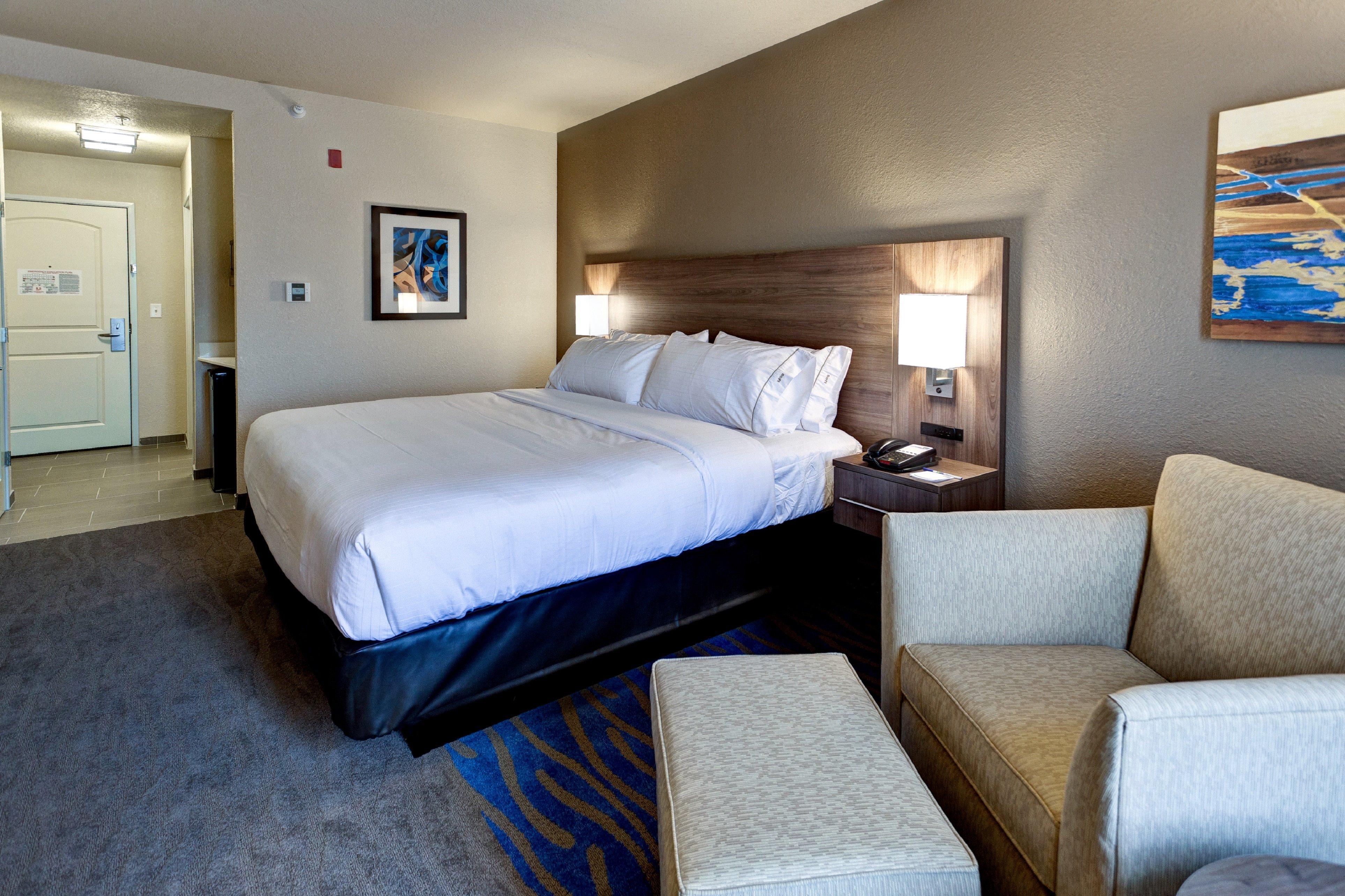 Holiday Inn Express & Suites Great Bend By Ihg Exterior foto